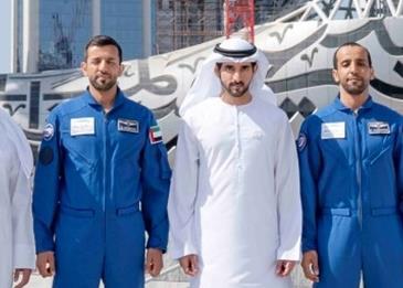 ولي عهد دبي يلتقي أول رائدي فضاء إماراتيين